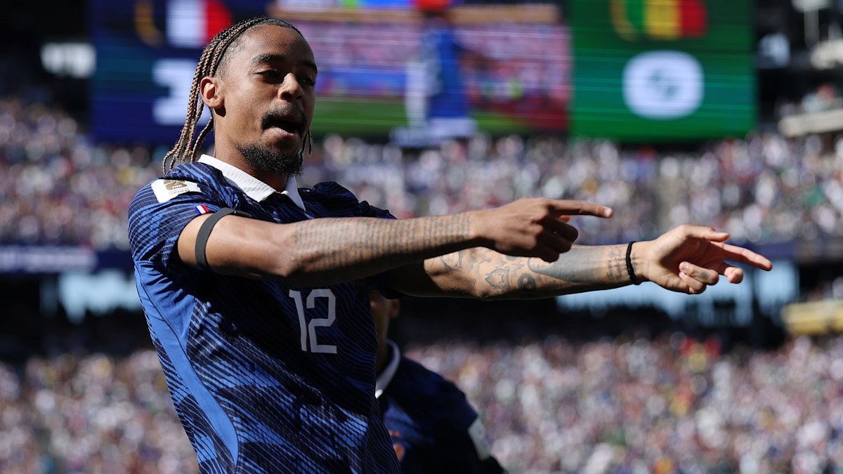 Liverpool complete $687m strike force with record signing