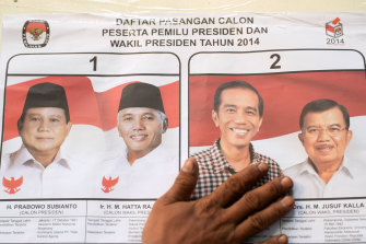 Presidential victor Joko Widodo (second right) has met with rival Prabowo Subianto (left) and suggested inviting members of the opposition party into his government.