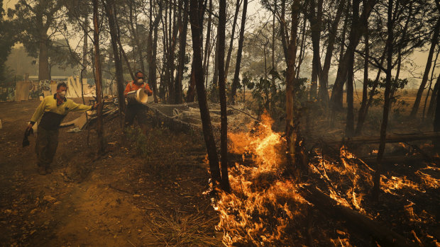 Residents defend their property as the bushfire approaches, in Oakdale.