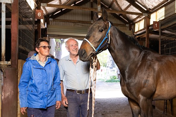 Kate Hansch, Jack Van Duren e Bedouin Bear em seus estábulos em Carwoola.