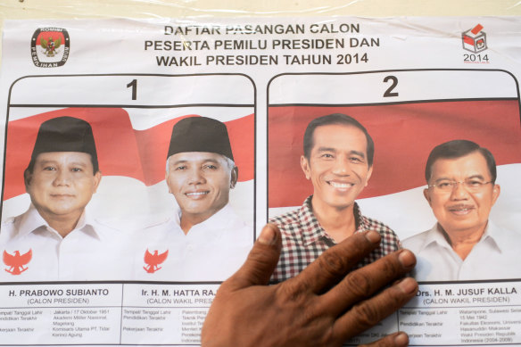 Presidential victor Joko Widodo (second right) has met with rival Prabowo Subianto (left) and suggested inviting members of the opposition party into his government.