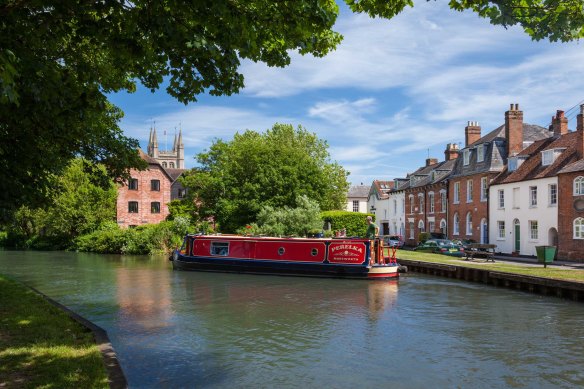 Kennet and Avon Canal at Newbury: the trail takes you to both big cities and small English villages.