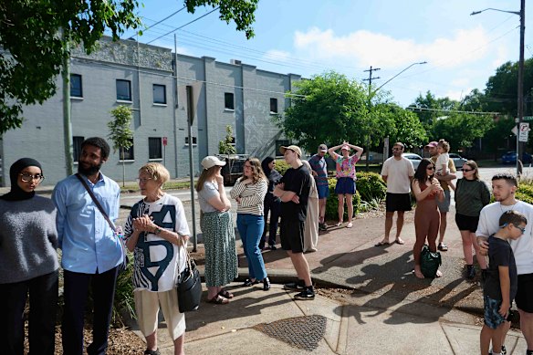 Os clientes fazem fila do lado de fora de Ard, Stanmore, quando as portas se abrem pela primeira vez.