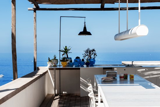 Beyond the fragrant garden is a terrace offering panoramic views. The
large table, by Santa & Cole, is designed to resemble an open kitchen.