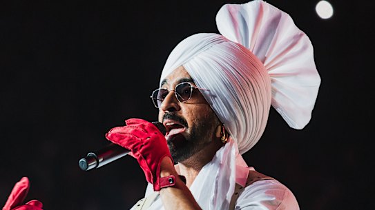 ਪੰਜਾਬੀ ਗਾਇਕ ਤੇਅਦਾਕਾਰ ਦਿ ਲਜੀਤ ਦੋਸਾਂਝ ਦਾ ਨਾਂਅ ਭਾਰਤ ਹੀ ਨਹੀਂ ਸਗੋਂਵਿ ਦੇਸ਼ਾਂ ਵਿ ਚ ਵੀ ਸ਼ੌਕ ਨਾਲ ਲਿ ਆ ਜਾਂਦਾ ਹੈ। ਜੇ ਤੁਸੀਂ ਅਜੇਤੱਕ ਉਹਨਾਂ ਬਾਰੇਨਹੀਂ ਸੁਣਿ ਆ ਤਾਂ ਅਕਤੂਬਰ ਦੇਅੰਤ ਤੱਕ ਜ਼ਰੂਰ ਸੁਣ ਲਓਗੇ।