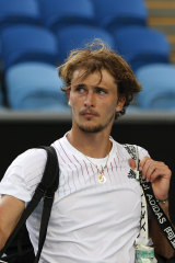 Alexander Zverev leaves the court.