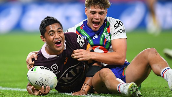Milford (left) scoring a try for the Broncos against the New Zealand Warriors in 2021.