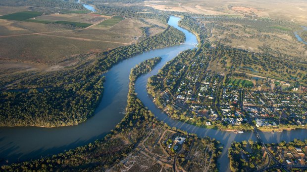 A review by the Productivity Commission calls for changes to the $13 billion Murray-Darling Basin Plan.