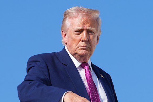 Annunciando il blocco, Trump ha avvertito che qualsiasi spedizione commerciale minacciosa iraniana sarebbe stata “mandata all’inferno”.