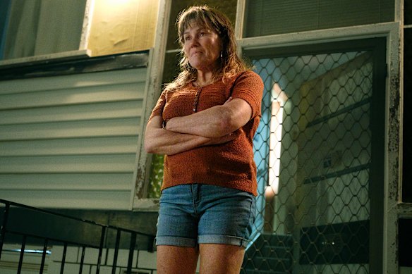 Robyn Malcolm como Thelma, a mãe durona de Brenden, em Run.