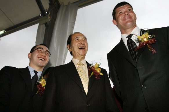 Stanley Ho (centre) with his son Lawrence Ho (left) and James Packer in 2006. 