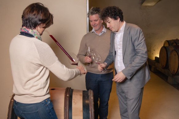 Cécile Tremblay, Justin Knock and Tabacco tasting the wine the following year. “Most companies possibly would have fired us,” says Knock of spending the price of
a Bondi apartment on one barrel.