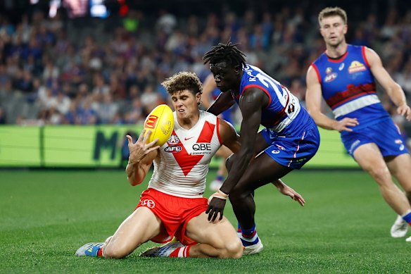 Charlie Curnow takes possession ahead of Buku Khamis.