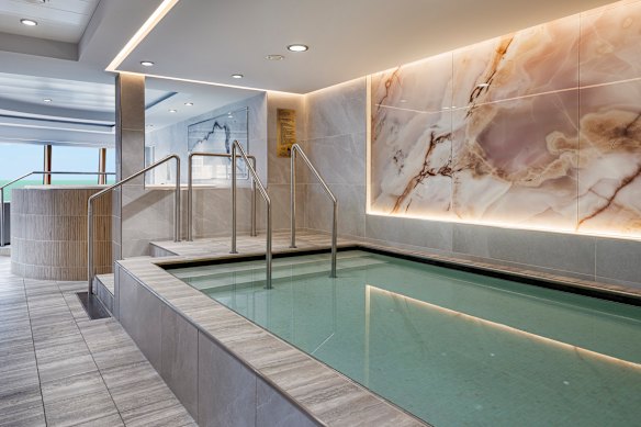 Plunge pool on Norwegian Jade.