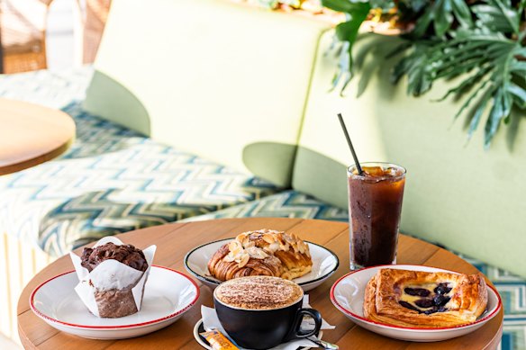 Lanches à beira da piscina no Café Splash.