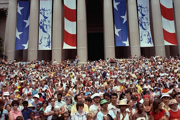 Crowds line the steps of the US National Archives building in Washington on July 4, 1976.