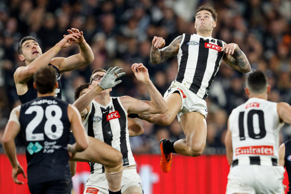 Jamie Elliott attempts a speccy against Carlton in round eight.