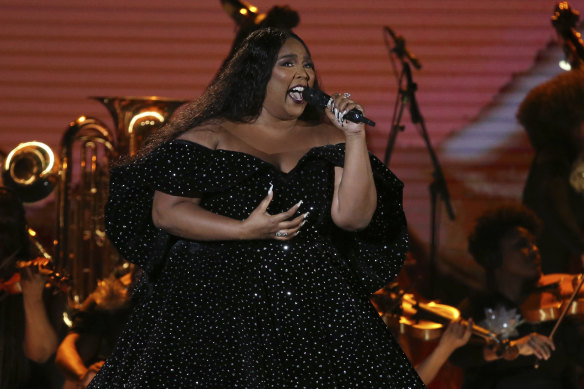 Lizzo opened the Grammys with a powerhouse performance dedicated to Kobe Bryant.