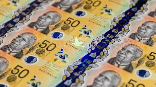 Businesses around the world are  borrowed $US2.1 trillion through corporate bonds last year with the quality of the debt declining in quality.