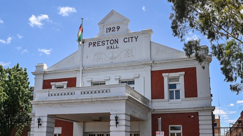 Palestinian flag to be lowered from city hall after fiery debate