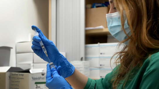 All adult Australians who have not had a COVID-19 infection or vaccination in the last six months can get an extra booster shot later this month, regardless of how many vaccine doses they have previously received.