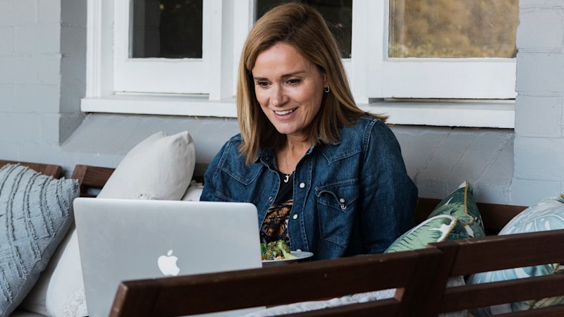 Ženske se šalijo o domnevnem uničenju delovnega mesta