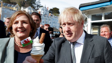 Il primo ministro britannico Boris Johnson detiene il gelato durante la campagna elettorale in Galles prima delle elezioni a Llandudno, nel Regno Unito. 