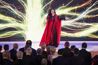 Ukraińska piosenkarka, zdobywczyni Eurowizji, Jamala, wykonuje zeszłoroczną piosenkę o deportacji Tatarów krymskich przez sowieckiego dyktatora Józefa Stalina w 1944 roku.