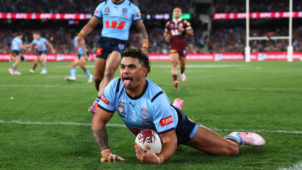 Latrell Mitchell bags a try for the Blues.