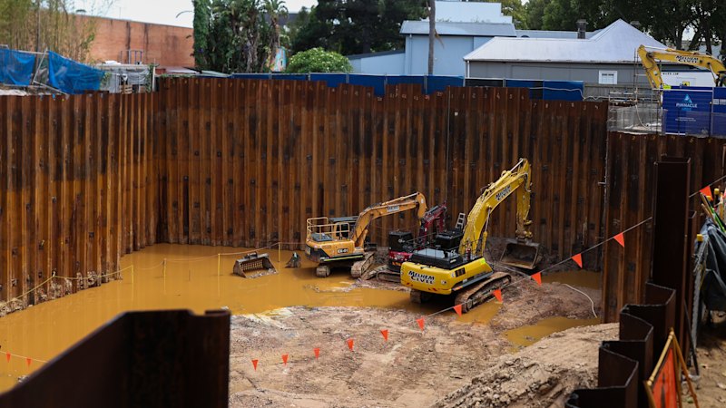 Residents evacuated as cracking halts Sydney apartment development