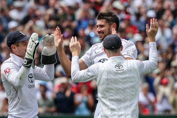 The England side celebrate sending Steve Smith off the pitch