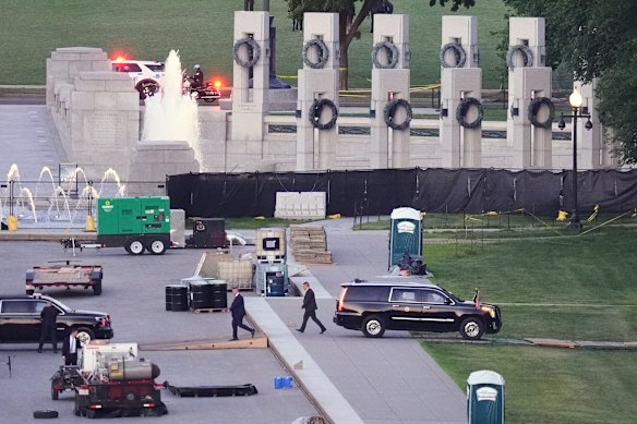 A motorcade carrying Trump visits the renovation project.