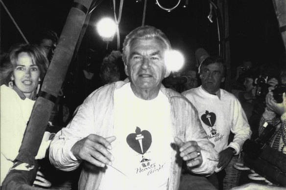 Bob Hawke not sure of the hot air balloon before take off.