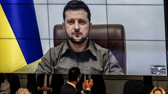 Ukrainian President Volodymyr Zelensky addresses the Bundestag via live video.