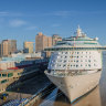 Morning mist on the Mississippi … Port of New Orleans.