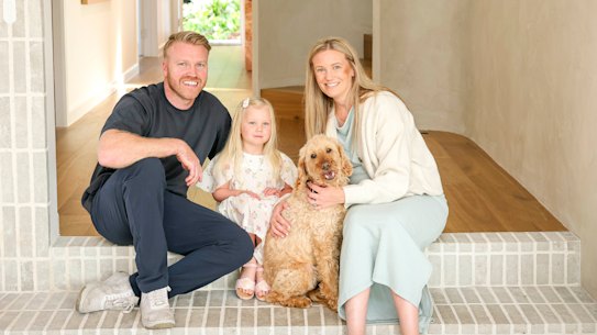Mitch y Corinne Pryor con su hija Audrey, cuya casa apareció en Grand Designs: Transformations y ahora está a la venta.