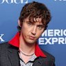 A cosmetic doctor has apologised after picking apart Troye Sivan’s appearance based on footage taken at the NGV Gala’s red carpet in Melbourne in December.