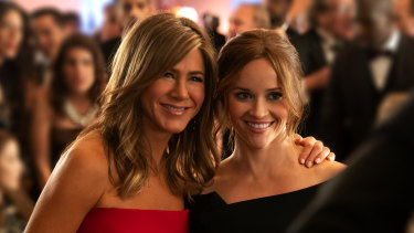 Jennifer Aniston and Reese Witherspoon star in the Apple TV+ show Morning Wars. 