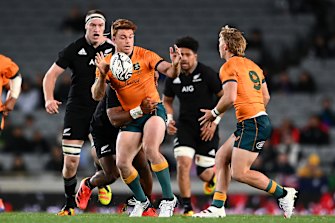 Andrew Kellaway offloads to Tate McDermott in Auckland.