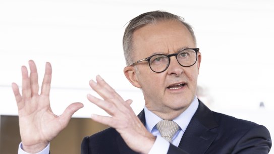 Federal Opposition Leader Anthony Albanese will on Wednesday announce a $135 million plan to trial bulk-billed Medicare urgent-care clinics at 50 sites across Australia.