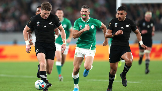 Beauden Barrett toes ahead before adding another try.