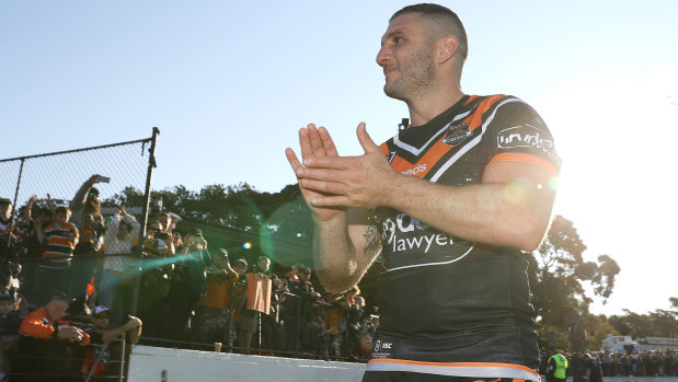 Robbie Farah completes a lap of honour after his final match.