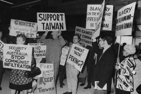 Demonstrators wait for the arrival of the Chinese Table Tennis Team.