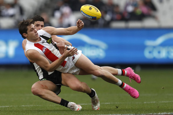 Scott Pendlebury tackles Saint Jack Steele.