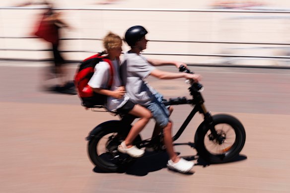 Se han propuesto matrículas para adolescentes que utilizan bicicletas eléctricas.
