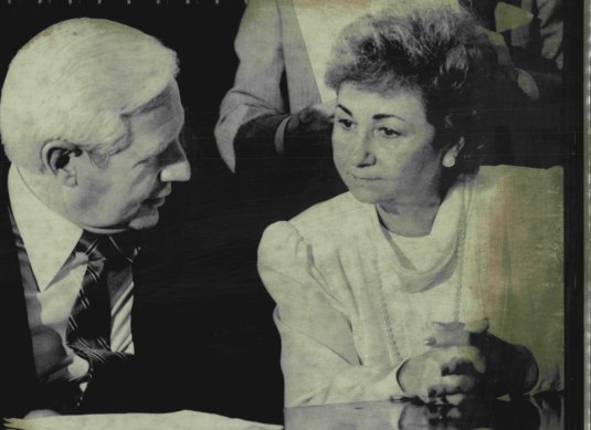 Juanita Castro confers with US Senator Roger Jepsen in 1984.