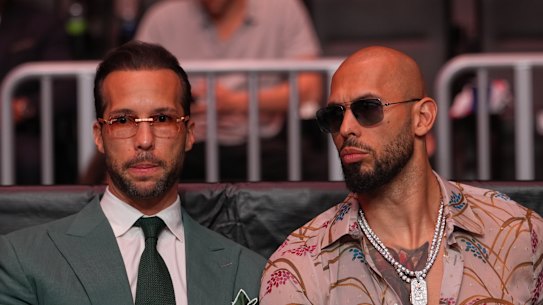 Andrew Tate, a destra, e suo fratello Tristian Tate ad una partita dell'Ultimate Fighting Championship a Miami in aprile.