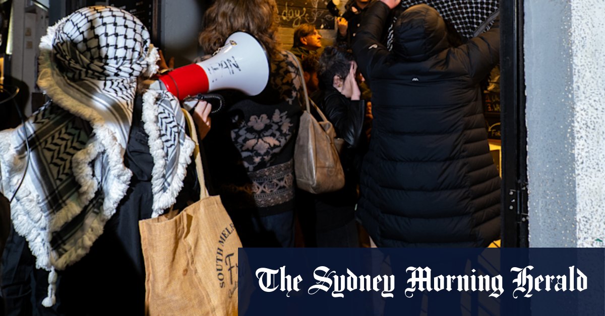 Police told not to confront protesters before restaurant rampage