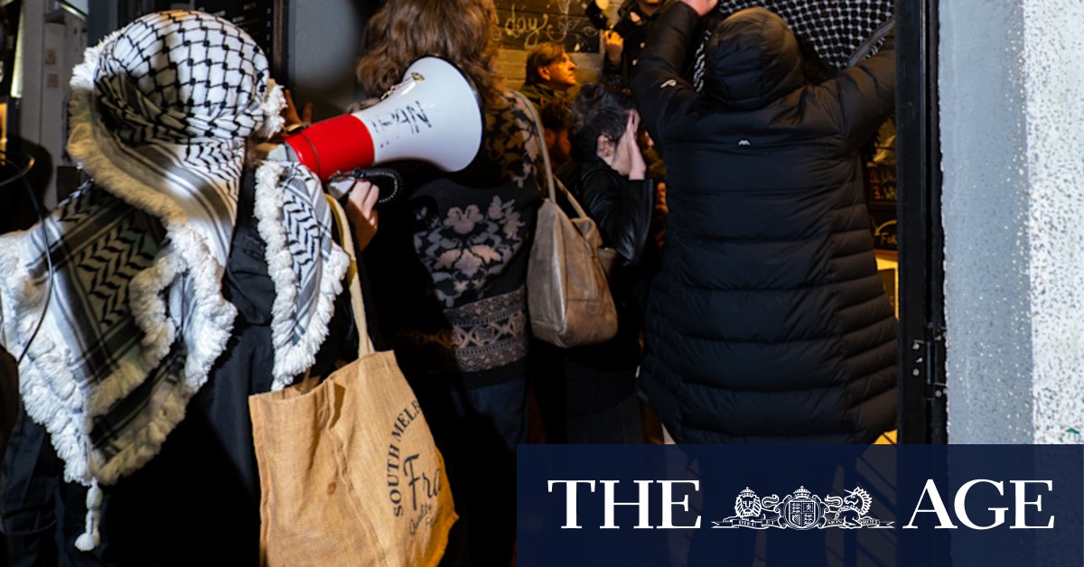 Police told not to confront protesters before restaurant rampage
