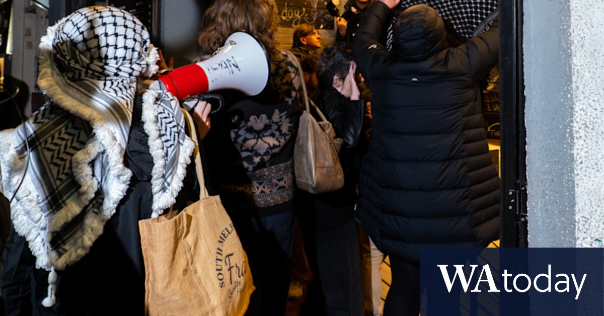 Police told not to confront protesters before restaurant rampage